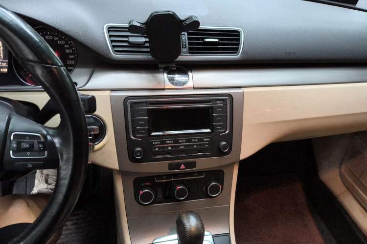 Used Volkswagen Magotan 2013 1.8TSI Premier Model Audio And AC Panel
