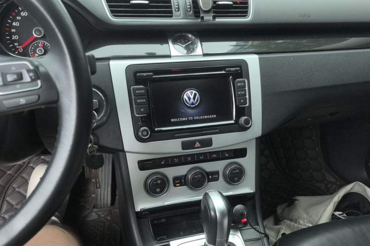 Used Volkswagen Magotan 2013 2.0 TSI Luxury Model Audio And AC Panel