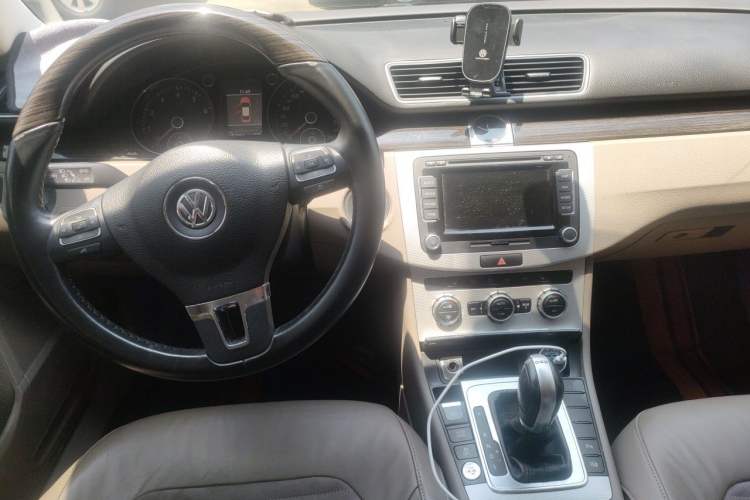 Used Volkswagen Magotan 2013 2.0 TSI Prestige Model Center Console