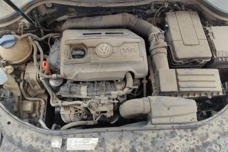 Used Volkswagen Magotan 2013 1.8TSI Luxury Model Engine Bay