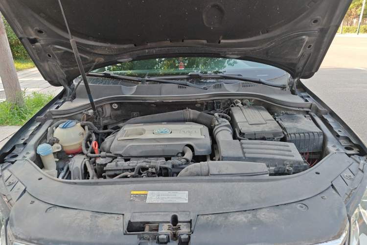 Used Volkswagen Magotan 2013 1.8TSI Luxury Model Engine Bay
