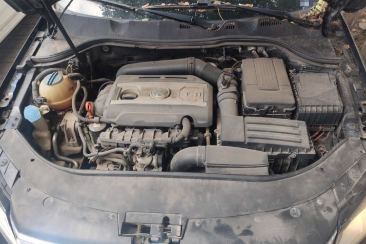 Used Volkswagen Magotan 2013 1.8TSI Premier Model Engine Bay