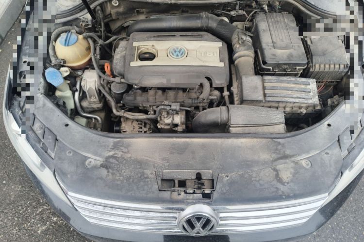 Used Volkswagen Magotan 2013 1.8TSI Luxury Model Engine Bay