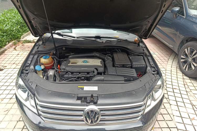 Used Volkswagen Magotan 2013 2.0 TSI Luxury Model Engine Bay