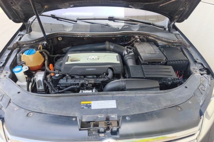 Used Volkswagen Magotan 2013 1.8TSI Comfort Model Engine Bay