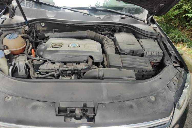 Used Volkswagen Magotan 2013 2.0 TSI Luxury Model Engine Bay