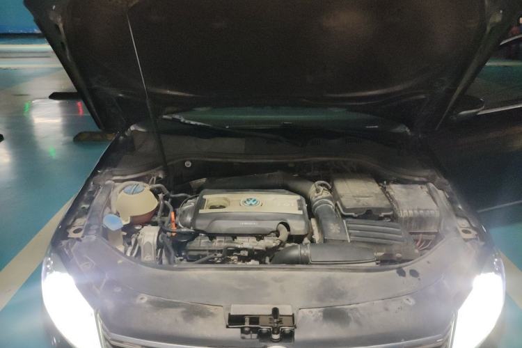 Used Volkswagen Magotan 2013 2.0 TSI Prestige Model Engine Bay