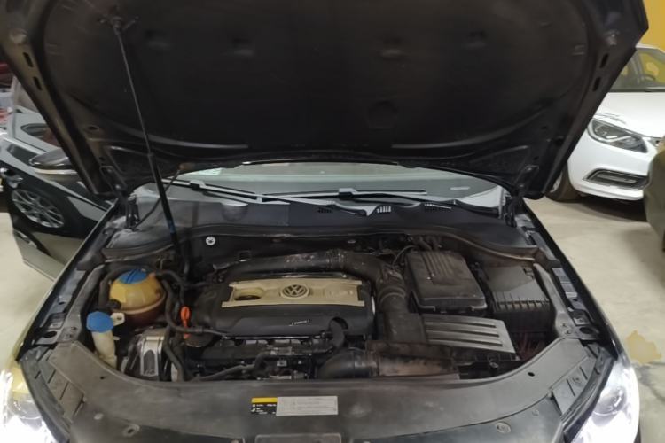 Used Volkswagen Magotan 2013 1.8TSI Luxury Model Engine Bay