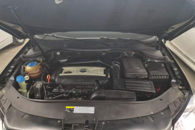Used Volkswagen Magotan 2013 1.8TSI Luxury Model Engine Bay