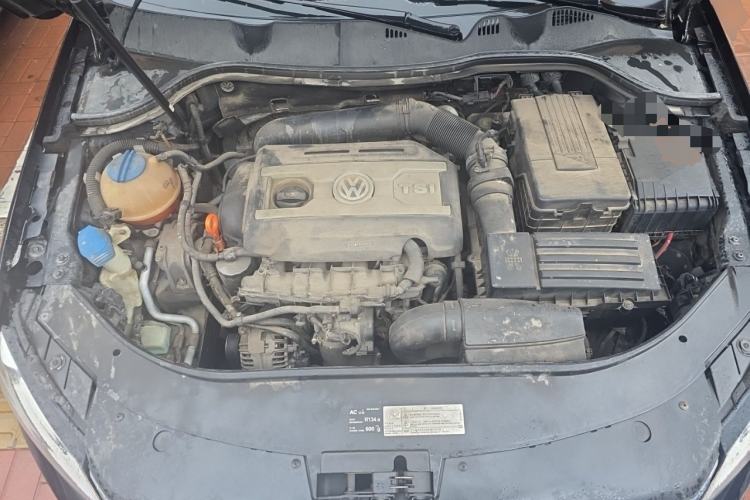 Used Volkswagen Magotan 2013 2.0 TSI Prestige Model Engine Bay