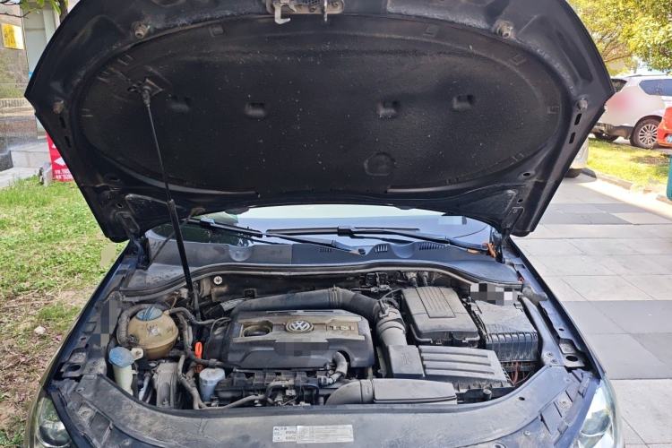 Used Volkswagen Magotan 2013 2.0 TSI Prestige Model Engine Bay