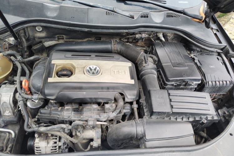 Used Volkswagen Magotan 2013 1.8TSI Luxury Model Engine Bay