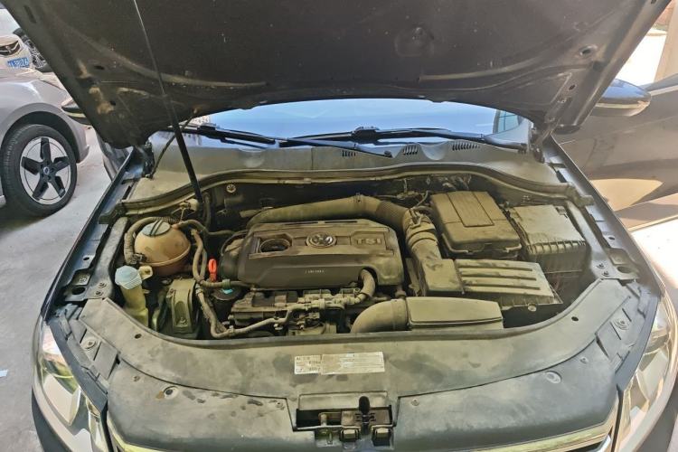 Used Volkswagen Magotan 2013 2.0 TSI Luxury Model Engine Bay