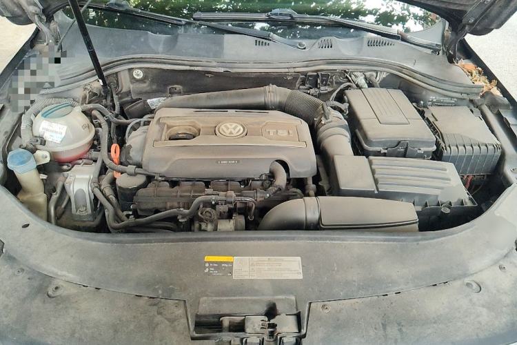 Used Volkswagen Magotan 2013 2.0 TSI Prestige Model Engine Bay