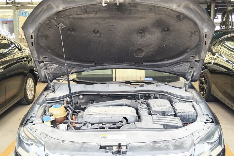 Used Volkswagen Magotan 2013 1.8TSI Premier Model Engine Bay