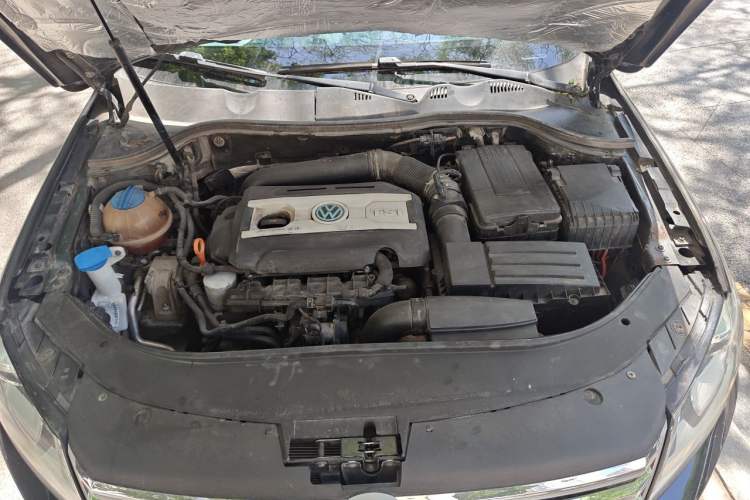 Used Volkswagen Magotan 2013 2.0 TSI Luxury Model Engine Bay