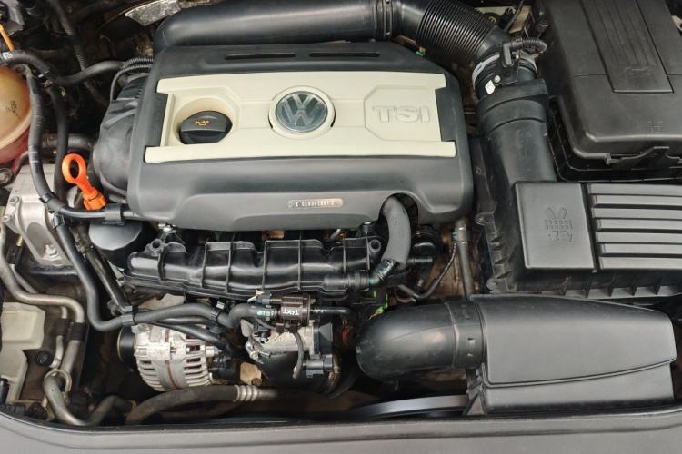 Used Volkswagen Magotan 2013 1.8TSI Luxury Model Engine Bay