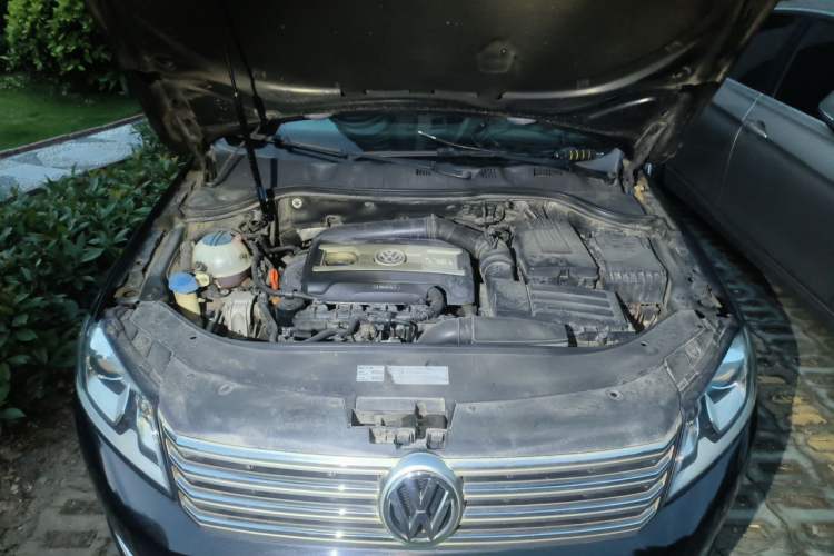 Used Volkswagen Magotan 2013 1.8TSI Prestige Model Engine Bay