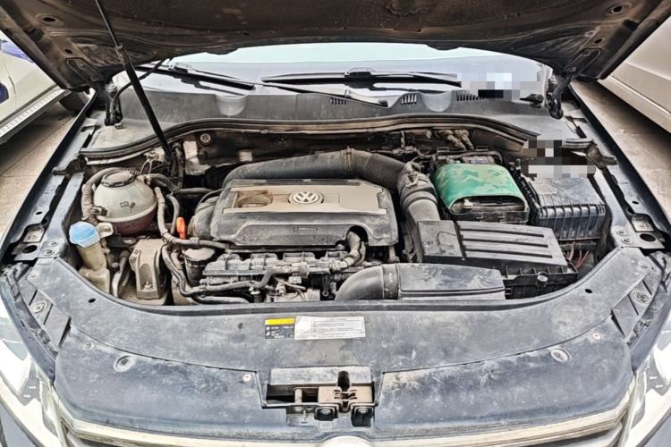 Used Volkswagen Magotan 2013 2.0 TSI Prestige Model Engine Bay