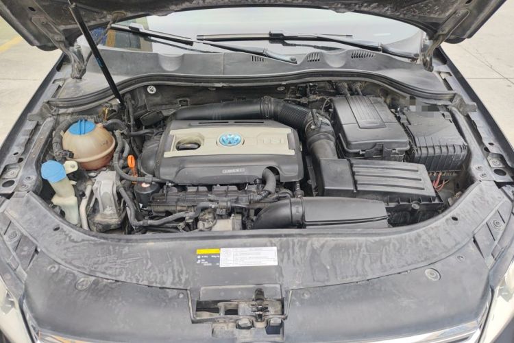 Used Volkswagen Magotan 2013 1.8TSI Luxury Model Engine Bay