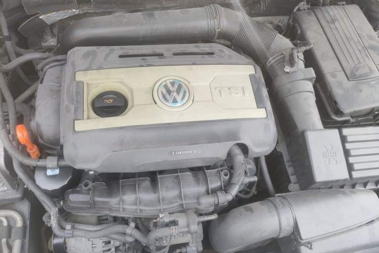 Used Volkswagen Magotan 2013 2.0 TSI Prestige Model Engine Bay