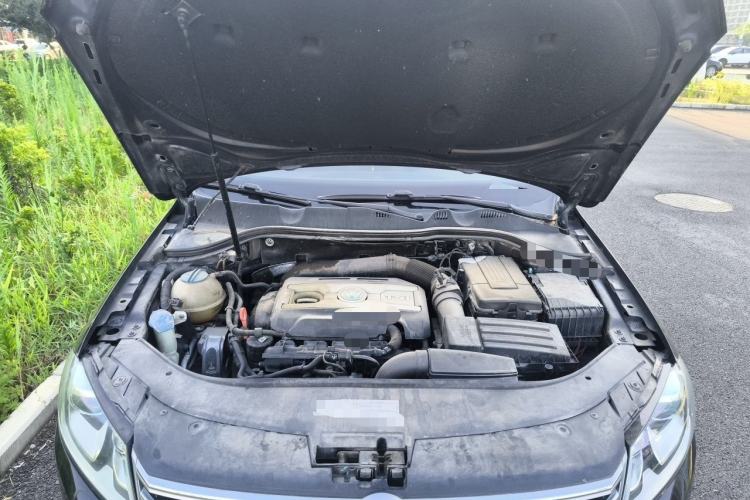 Used Volkswagen Magotan 2013 2.0 TSI Prestige Model Engine Bay