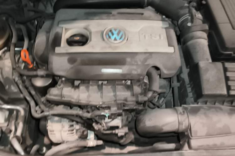 Used Volkswagen Magotan 2013 2.0 TSI Luxury Model Engine Bay