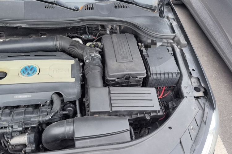 Used Volkswagen Magotan 2013 2.0 TSI Prestige Model Engine Bay Left