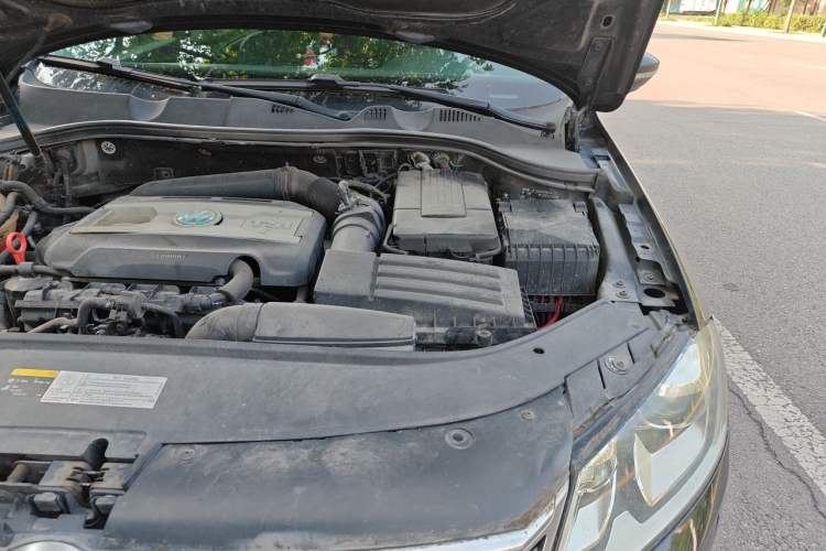 Used Volkswagen Magotan 2013 1.8TSI Luxury Model Engine Bay Left