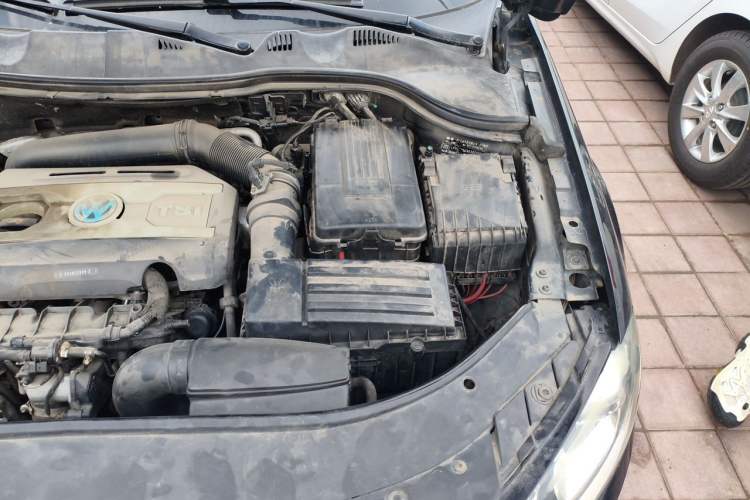 Used Volkswagen Magotan 2013 1.8TSI Luxury Model Engine Bay Left