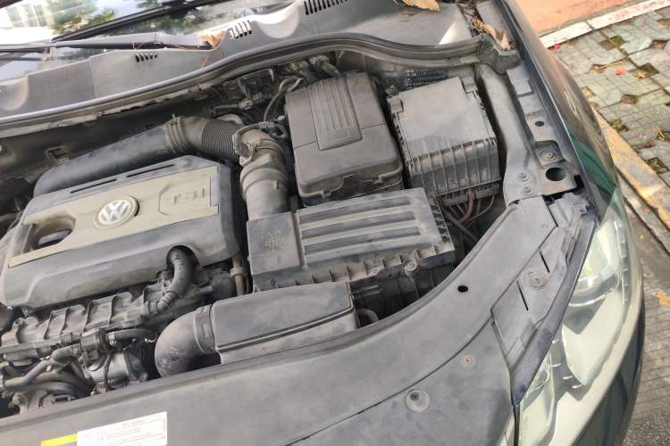 Used Volkswagen Magotan 2013 1.8TSI Luxury Model Engine Bay Left