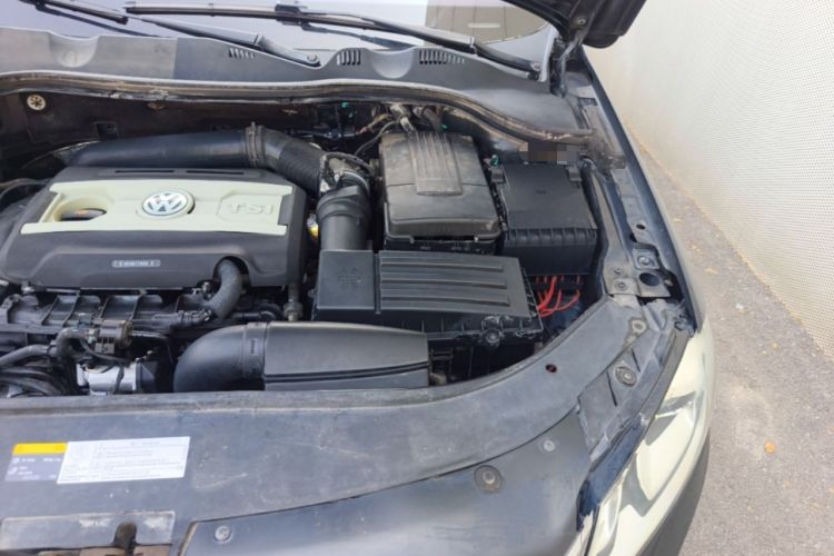 Used Volkswagen Magotan 2013 1.8TSI Comfort Model Engine Bay Left