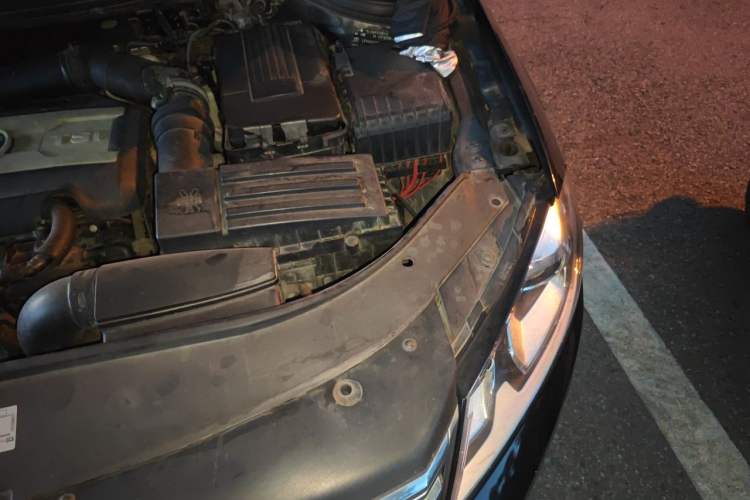 Used Volkswagen Magotan 2013 1.8TSI Luxury Model Engine Bay Left