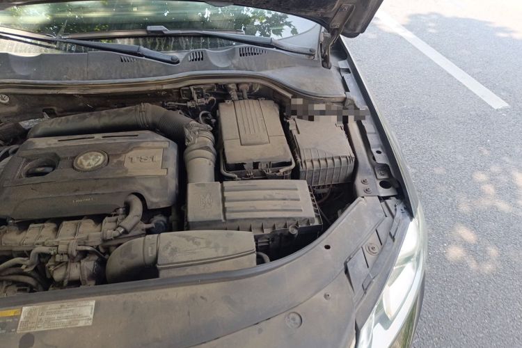 Used Volkswagen Magotan 2013 1.8TSI Luxury Model Engine Bay Left