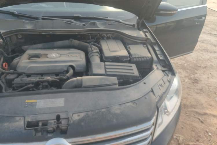 Used Volkswagen Magotan 2013 2.0 TSI Luxury Model Engine Bay Left