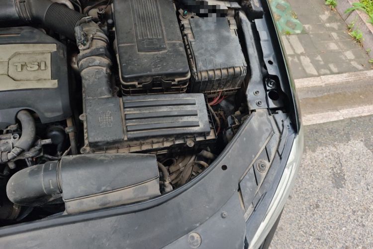 Used Volkswagen Magotan 2013 1.8TSI Luxury Model Engine Bay Left