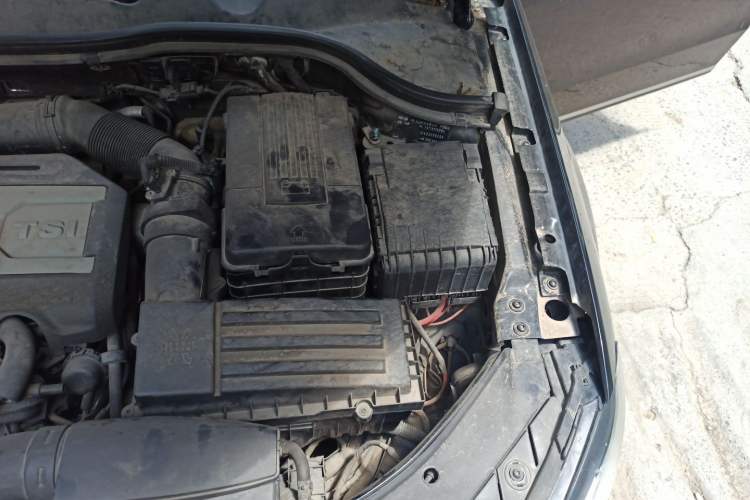 Used Volkswagen Magotan 2013 1.8TSI Premier Model Engine Bay Left