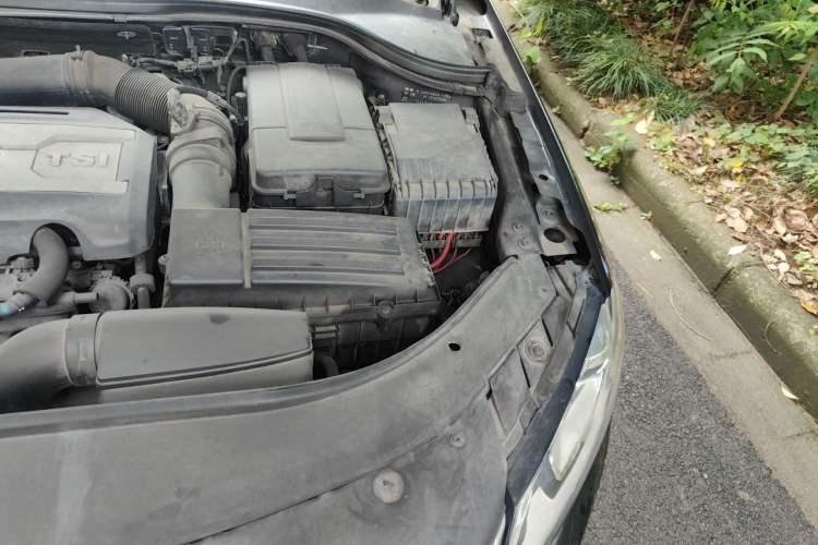 Used Volkswagen Magotan 2013 2.0 TSI Luxury Model Engine Bay Left