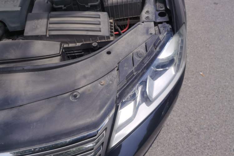 Used Volkswagen Magotan 2013 1.8TSI Luxury Model Engine Bay Left