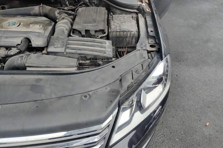 Used Volkswagen Magotan 2013 1.8TSI Luxury Model Engine Bay Left