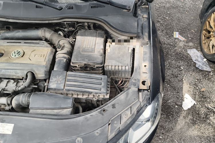 Used Volkswagen Magotan 2013 2.0 TSI Luxury Model Engine Bay Left