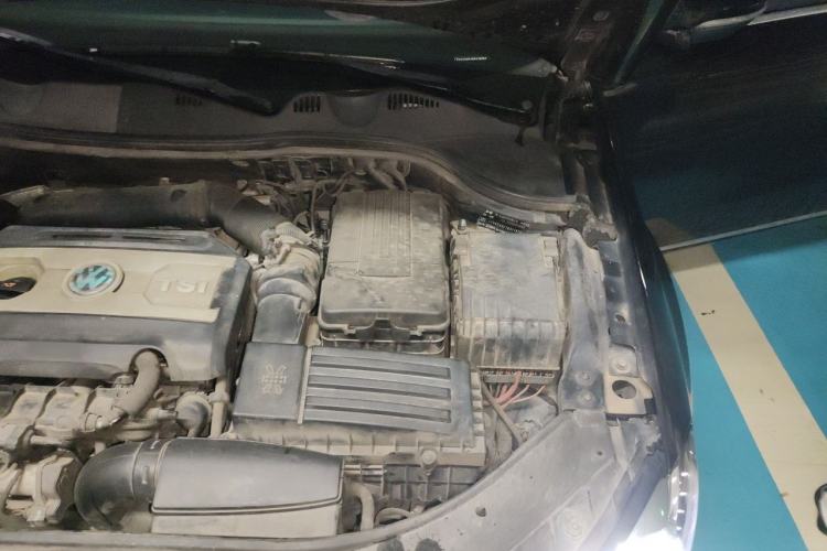 Used Volkswagen Magotan 2013 2.0 TSI Prestige Model Engine Bay Left