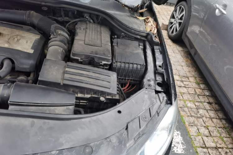 Used Volkswagen Magotan 2013 1.8TSI Luxury Model Engine Bay Left