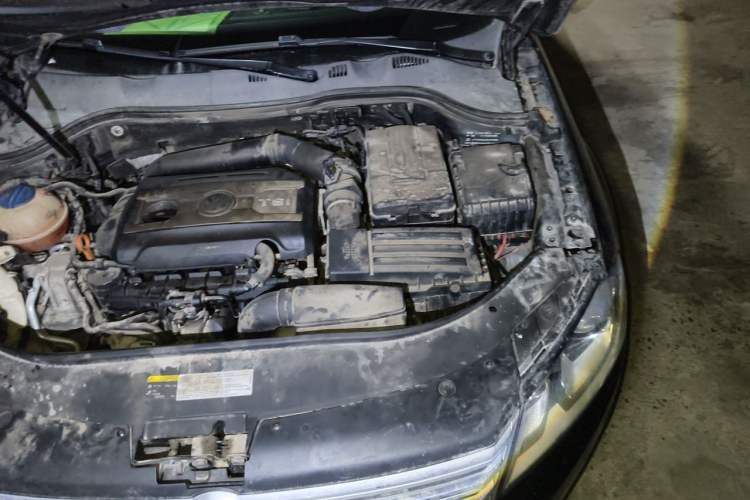 Used Volkswagen Magotan 2013 2.0 TSI Luxury Model Engine Bay Left