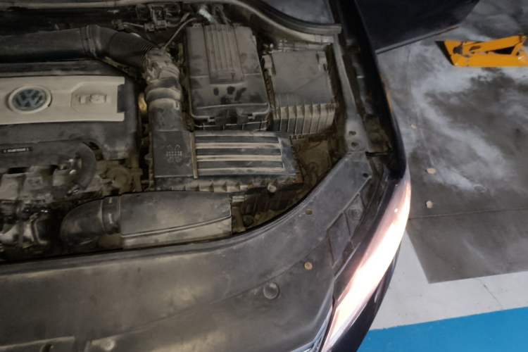 Used Volkswagen Magotan 2013 1.8TSI Premier Model Engine Bay Left