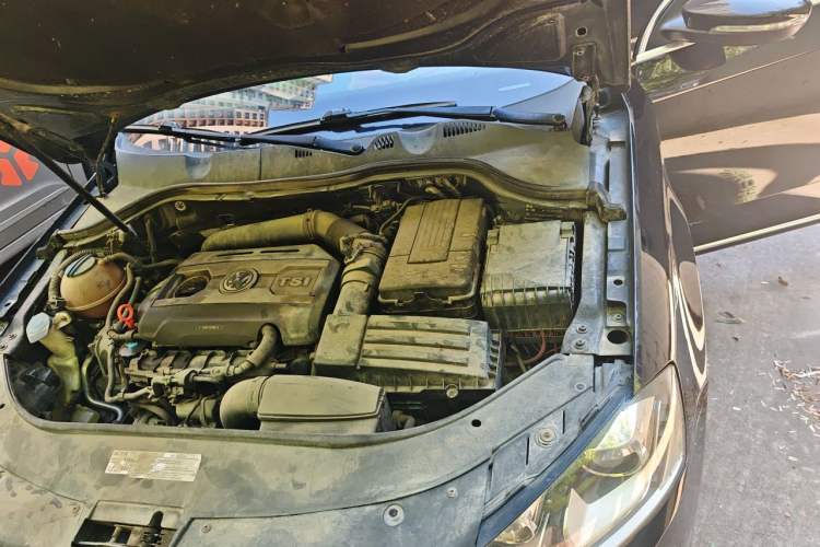 Used Volkswagen Magotan 2013 2.0 TSI Luxury Model Engine Bay Left