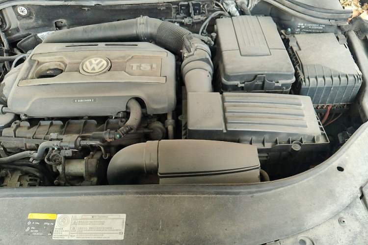 Used Volkswagen Magotan 2013 2.0 TSI Prestige Model Engine Bay Left