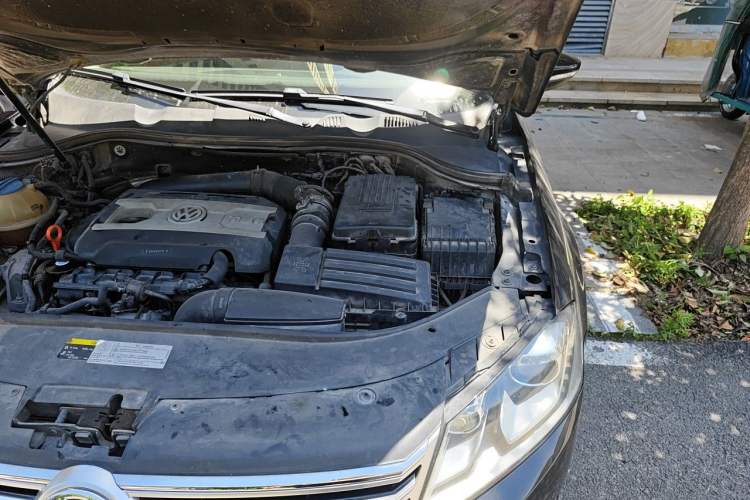 Used Volkswagen Magotan 2013 1.8TSI Luxury Model Engine Bay Left