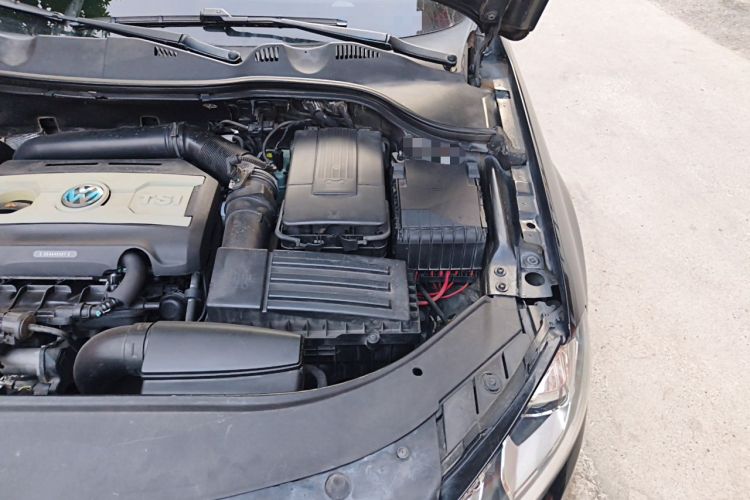 Used Volkswagen Magotan 2013 1.8TSI Luxury Model Engine Bay Left