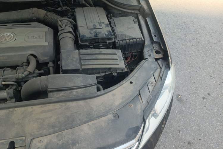 Used Volkswagen Magotan 2013 1.8TSI Luxury Model Engine Bay Left